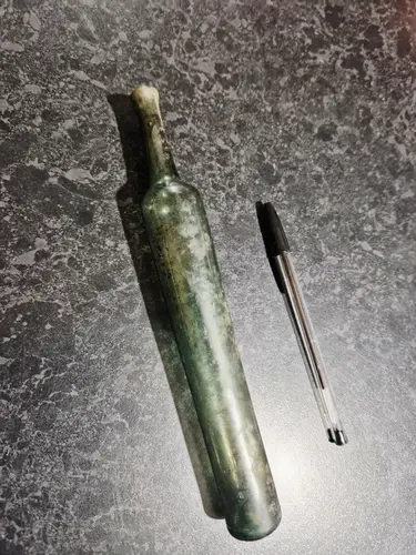 Bottiglia delle streghe rinvenuta nascosta dietro un camino nella nostra casa in Normandia risalente agli anni ’30 del Settecento, raffigurata accanto a una penna BIC per dare un’idea delle dimensioni