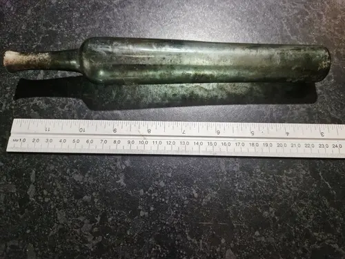 Una “bottiglia delle streghe” rinvenuta durante i lavori di ristrutturazione della nostra casa in Normandia, misurata con un righello per mostrarne la lunghezza esatta