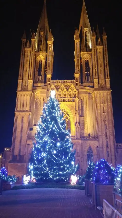 Albero di Natale e luminarie davanti alla cattedrale di Coutances in Normandia