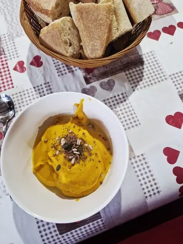Sopa casera de potimarron hecha con calabaza de otoño en Normandía, servida con pan