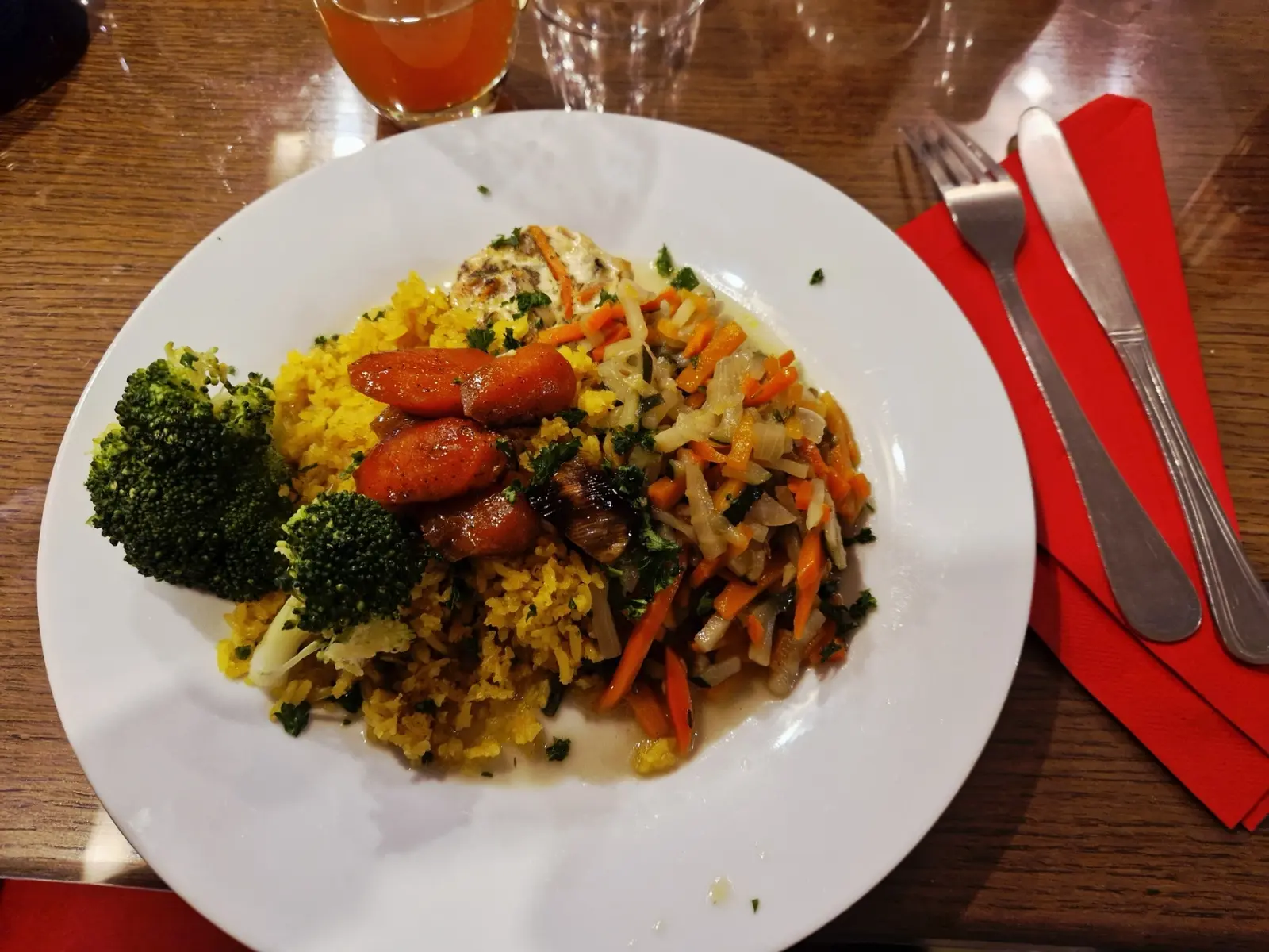 Vegetarische maaltijd bij Auberge de Brothelande in Nicorps, Normandië, met goudgele rijst, broccoli, wortelen en een royale selectie bereide groenten
