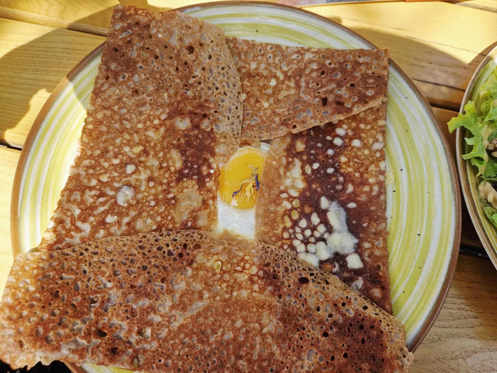 Vegetarische boekweitgalette met kaas en ei bij Crêperie Les Roches de Ham, vlak bij Condé-sur-Vire in Normandië