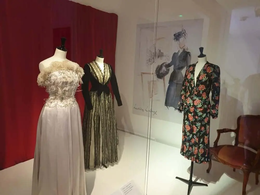 Robes de mode anciennes présentées sur des mannequins à l'intérieur du Musée Christian Dior, dans la villa Les Rhumbs à Granville, en Normandie