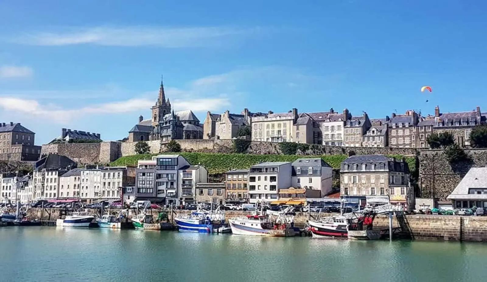 Front de mer de Granville, sur la côte normande dans la Manche, avec sa promenade en bord de mer et ses paysages de ville balnéaire