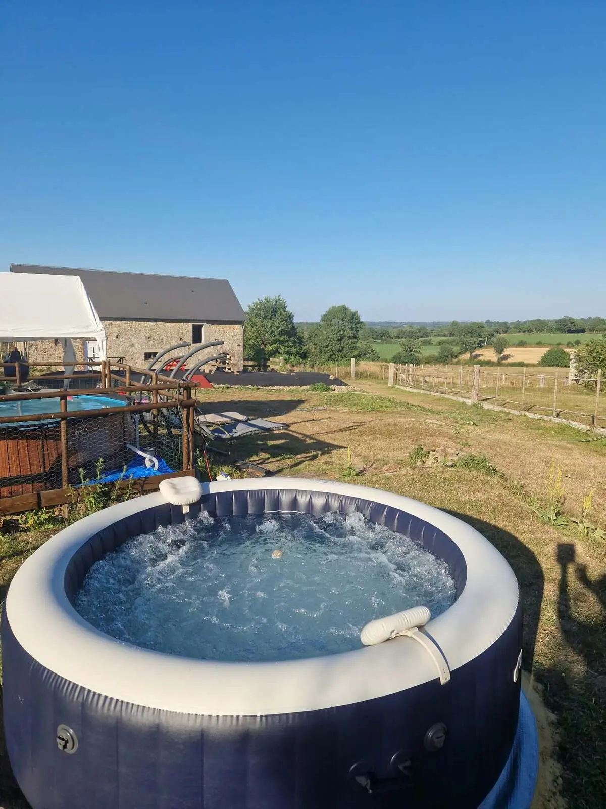Jacuzzi extérieur privatif dans Mon Jardin Secret chez Holidays-Normandy, avec vue sur la campagne normande paisible près de Coutances, dans la Manche
