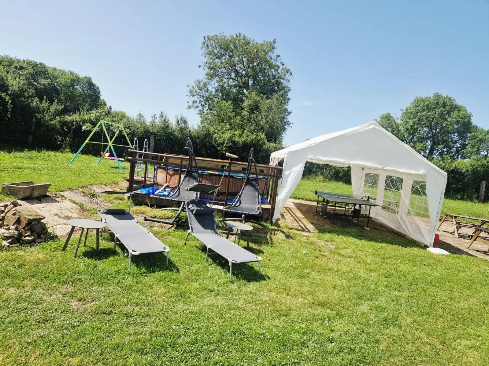 Espace de loisirs privatif Mon Jardin Secret au gîte Ursula près de Coutances, en Normandie, avec petite piscine, table de ping-pong couverte, balançoires de jardin et transats